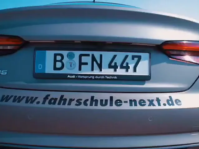 Heck des Audi A5 mit der Aufschrift www.fahrschule-next.de