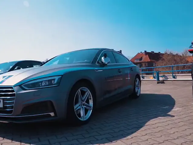 Grauer Audi A5 Sportback der Fahrschule Next