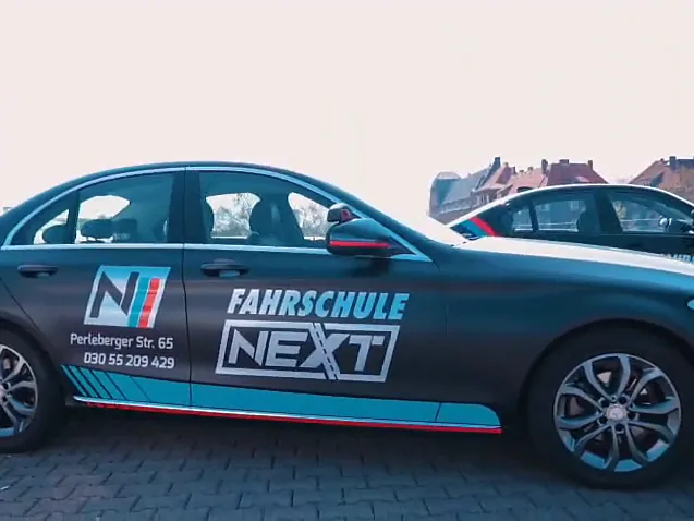 Mercedes C-Klasse von der Seite mit Fahrschule-Next-Schriftzug