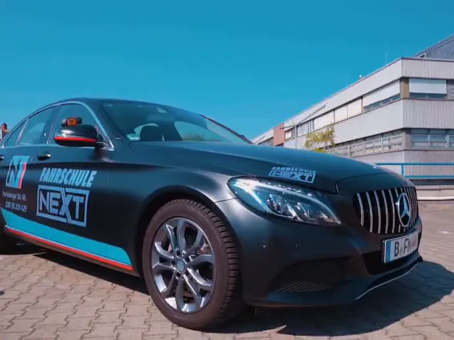 Schwarze Mercedes C-Klasse mit Next-Folierung, Front