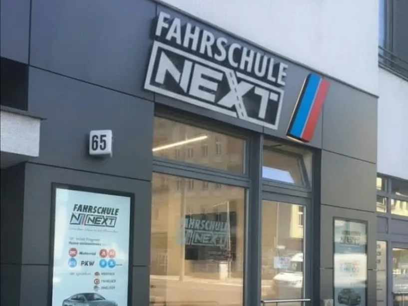 Eingang der Fahrschule Next in der Perleberger Straße 65 mit Leuchtschild